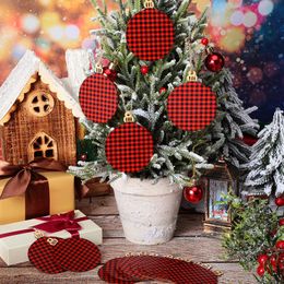 Decorazione per albero di Natale a quadri rossi e neri. Elenco rotondo di trucioli di legno per la casa. Scena del ciondolo in legno decorato con atmosfera natalizia