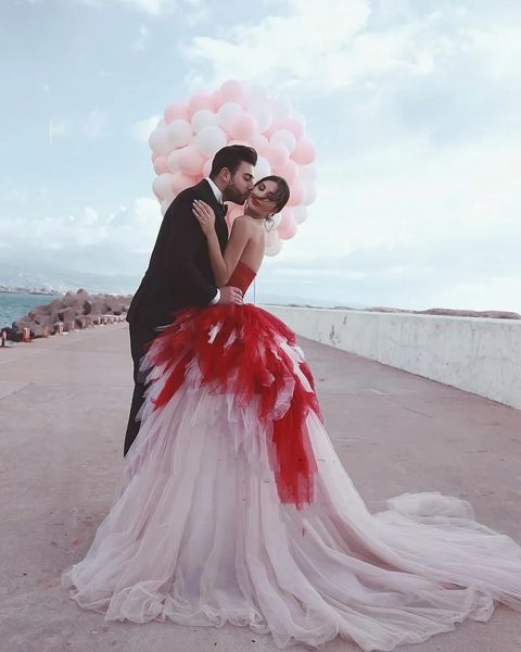 Vestidos de fiesta románticos rojos y marfil Sin mangas Escote corazón Plisados Una línea de tul Vestidos de noche formales largos Corsé con cordones en la espalda Vestido para ocasiones especiales para mujeres