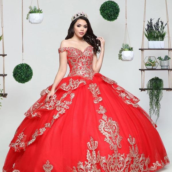 Robe de bal rouge Quinceanera robes avec dentelle appliquée sur l'épaule cou doux 16 robe Corset balayage train Tulle mascarade robes