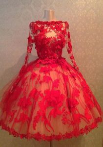 Robe de balle rouge robes de mariée courtes formelles avec une longueur de thé appliquée