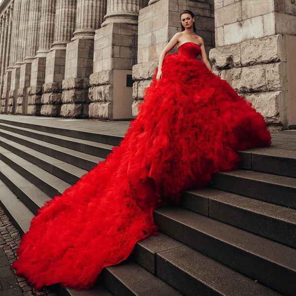 Robe de mariée rouge, robe de mariée à volants, décolleté sans bretelles, sans manches, en Tulle, avec traîne de balayage