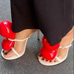 Sandalias de globo rojo Caja de hebilla de cuero negro Blanco Tacos delgados zapatos de fiesta de la pista recortes de la dama