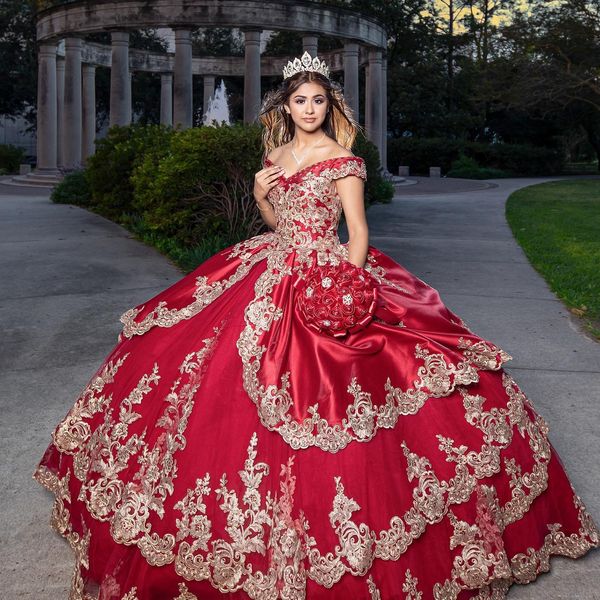 Robe de bal rouge perlée robes de Quinceanera sur l'épaule décolleté princesse robes de bal balayage train fleurs appliques satin doux 15 robe de mascarade