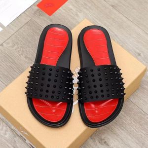 Bas rouges HOMMES Pantoufles Homme Classique Spike Pointes Plates Slide Sandale Épaisse Semelle En Caoutchouc Pantoufle Goujons Diapositives Plate-Forme Mules Été Casual Chaussures De Mode