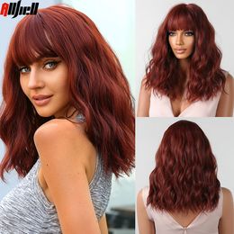 Perruques synthétiques ondulées naturelles brun rouge pour les femmes noires Perruque Cosplay à ondes courtes Bob Hair avec Bang Résistant à la chaleur Fête quotidienne Usefa