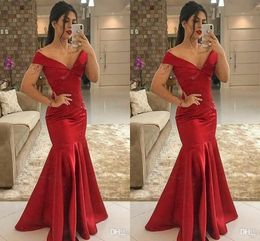 Rood goedkope eenvoudige satijnen zeemeermin prom jurken lange off -schouderplooien vegen trein formele jurk avondfeestjurken Vestidos gewaad 2024