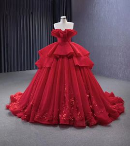 Rode kleur van de schouderbaljurk Quinceanera jurken kralende 3D-bloemen borduurgerechten Appliques kanten vloerlengte formele jurken met gegolfde jurken