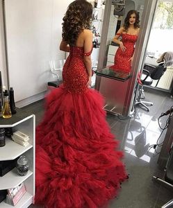 Vestidos de noche de sirena con cuentas de cristales rojos 2020 Fuera del hombro Falda de tul con gradas de talla grande Vestidos de desfile de Dubai árabe Vestidos de noche Vestido de fiesta