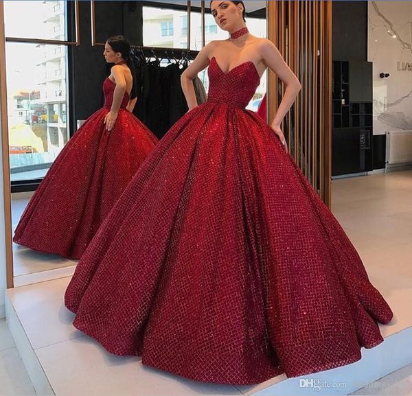 Vestidos de quinceanera de pelota rojo de encaje oscuro.