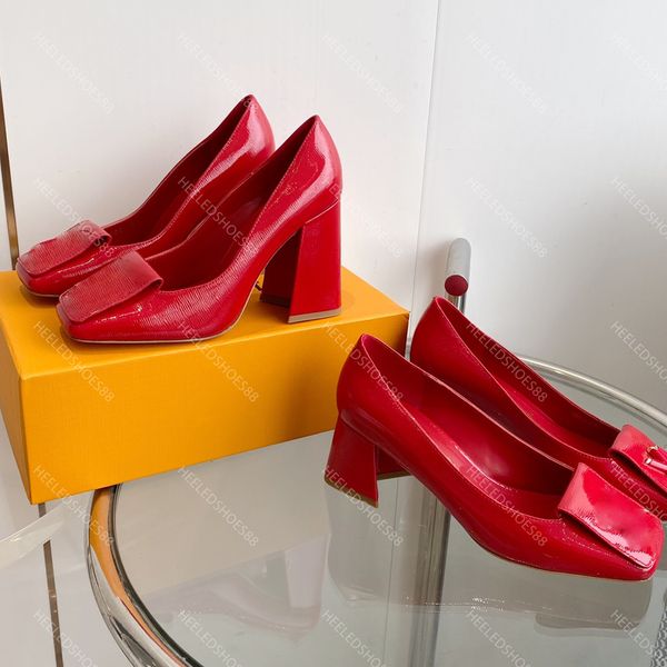 Chaussures de créateurs rouges 10A bouts carrés en cuir verni strass bouton talon épais pompes dame 9,5 cm / 5,5 cm fête de mariage à talons hauts chaussure habillée 35-41 avec boîte