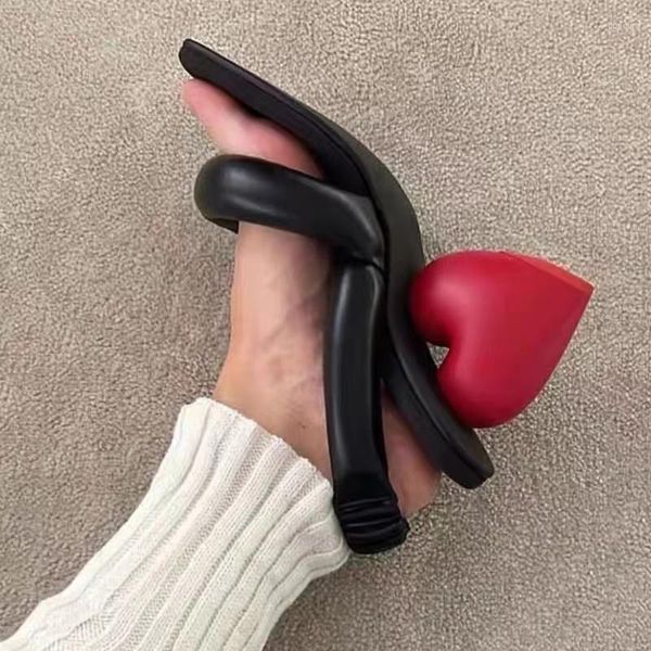 Chanclas rojas, sandalias con tacón de corazón, zapatilla para mujer, verano 2023, zapatos de moda negros con talón descubierto en forma de punta cuadrada para mujer 6638