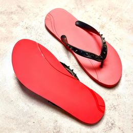 Sandale de sandale d'été de haute qualité Sandale Flat Sandale Mens Outdoors Rivet Flip Flops Red Black Blanc Designer Mule Mule Bottom Casual Shoes Casual Flip Flop Sliders