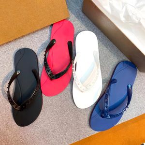 Rivet Sandal Summer Flip Flops Beach Shoe Men Slipper Femmes Femmes Rubber Slide extérieurs Sliders Luxury Top Quality Chaussures Casual Shoal White Loafer Designer Mule Sandale
