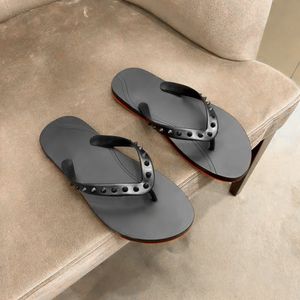 2024New Slipper Flip Flops Piscina de verano Goma roja Al aire libre Playa Sliders Fondo Diseñador Sandalia Plana Hombres Mujeres Remache Diapositiva Zapato Casual Viaje Sandale Mule Flip Flop