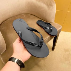 2024 Nouvelles chaussures décontractées pour femmes Slipper Designer à l'extérieur noirs White Sliders Flat Rubber Sandale Mule Mens Beach Travel Samal Sandal Bottom Flip Flip Slide Taille 35-46