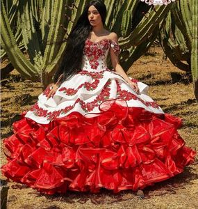 Rode bloemen Charro Quinceanera Dresses Ball Jurk van de schouder gelaagde organza Appliques Mexicaanse zoete 16 jurken Vestido 15 Anos avond prom slijtage