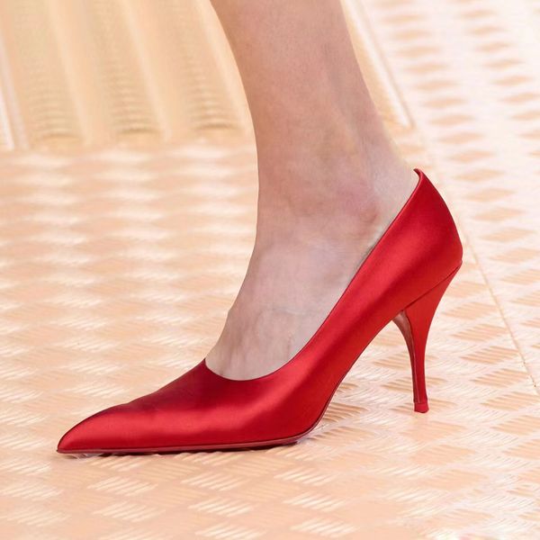 Tacones rojos Zapatos de vestir Diseñadores Tacón alto Bomba de lujo para mujer Sandalias de tacón de aguja 9 cm Sexy Punta puntiaguda Moda Satén Fiesta Zapatos de noche Calzado de fábrica con caja