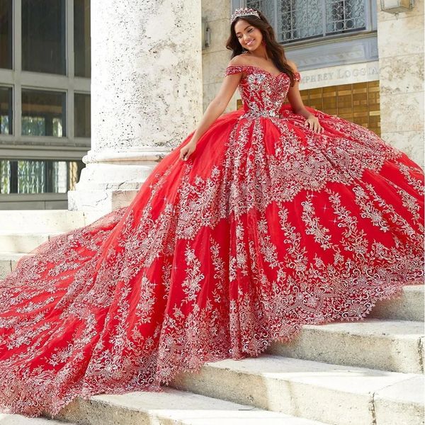 Robe de bal de lacet rouge robes quinceanera paillettes sur l'épaule des robes de bal princesse balayer le train en tulle sweet 15 robe mascarade