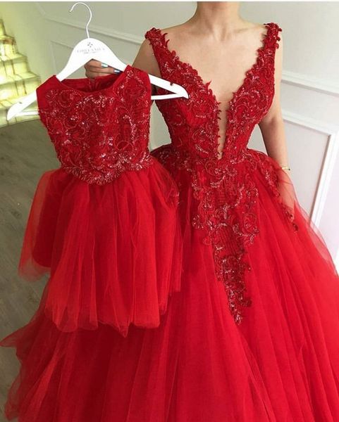 Robes de soirée en dentelle rouge robe de bal robes de soirée col en V appliques robes de soirée mère et fille robes d'événement sur mesure