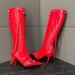 Kniehohe Stiletto-Stiefel aus rotem Leder im Vintage-Stil in Gun-Farbe mit Gewindeschnallenverzierung Seitlicher Reißverschluss mit spitzer Zehenquaste Hohe Stiefel Luxus-Designermode-Stiefel Größen 35–42