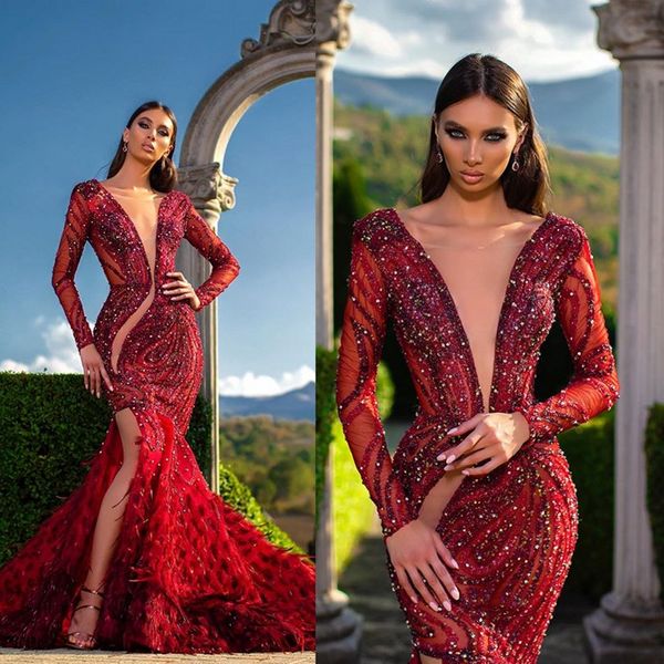 Vestidos de noche de sirena roja Cuello en V Lentejuelas con cuentas Plumas Mangas largas Vestido de fiesta lumbar Volantes Tren de barrido dividido alto Part336z formal