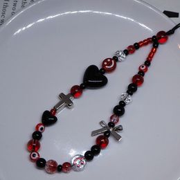 Cadena de correa de encanto de teléfono móvil rojo Lanyard acrílico Cross Cross Women Black Heart Glass Geads Joya Girl Winstlet Keychain