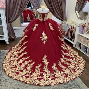 Robe de Quinceanera rouge à épaules dénudées, robe de bal avec des appliques dorées en dentelle et perles en cristal, robe de princesse en tulle, robe de soirée douce de 15 ans