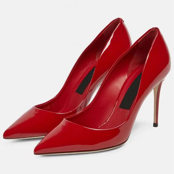 Tacones altos de charol rojo Zapatos de vestir de tacón de aguja para mujer Zapatos de diseñador de lujo 10 cm Letra decoración de hebilla de metal Dedos en punta Bombas de fiesta de boda de moda