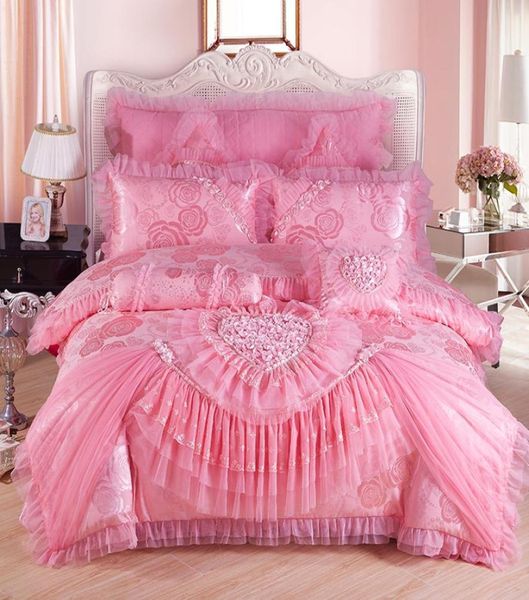 Juego de cama de boda de encaje de lujo rojo rosa tamaño King Queen juego de cama de princesa bordado jacquard funda nórdica de satén colcha sábana 6330824