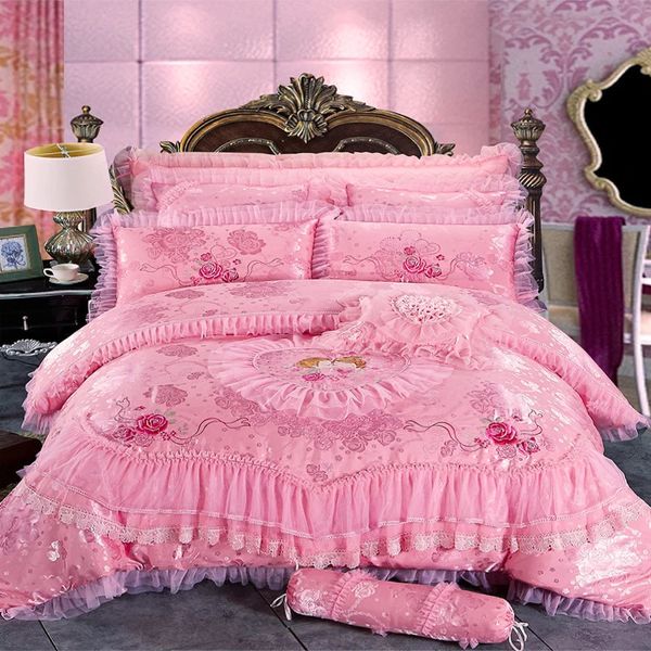 Ensemble de literie de mariage en dentelle de luxe rouge rose, ensemble de lit princesse King Queen Size, broderie Jacquard, housse de couette, couvre-lit, drap 240320