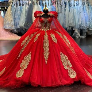 Rode Quinceanera Jurk Off-shoulder Prinses Gouden Appliqué Kralen Met Cape Gala Baljurk Zoete 16 XV Jaar Oud Miss Verjaardag Optocht Mexicaanse Jurk