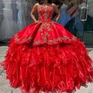 Robes de Quinceanera rouges Sexy sans bretelles robe de bal sans manches Tulle or Appliques perles à plusieurs niveaux mexicain doux 16 robes