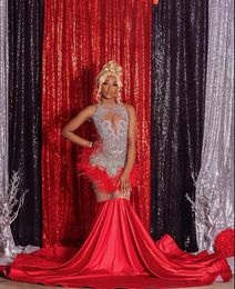 Red Sexy Diamonds Prom Dress 2024 Gerichte kristal Rhinestones Feather avondjurk verjaardagsfeestje jurken gewaad de soiree