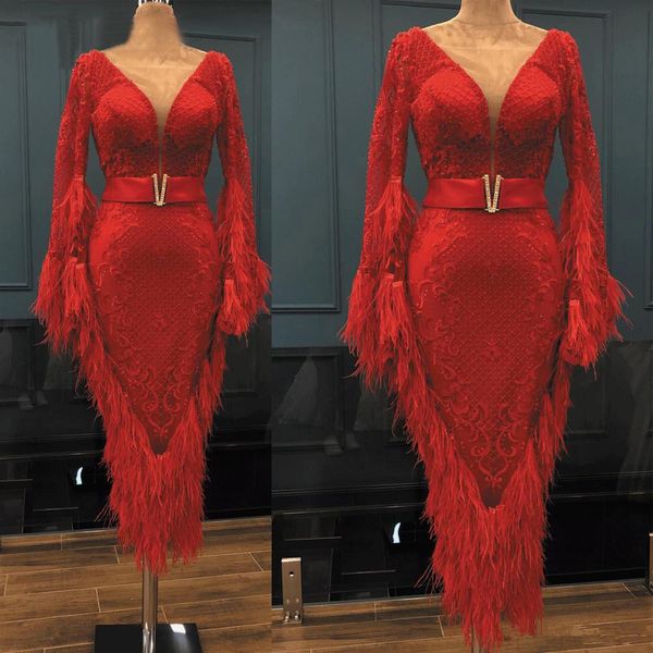 Rouge Sexy Robes De Cocktail Courtes Col En V Profond Gaine Appliques Plume Thé Longueur Manches Longues Robe De Soirée Robe De Soirée Prom Club Wear