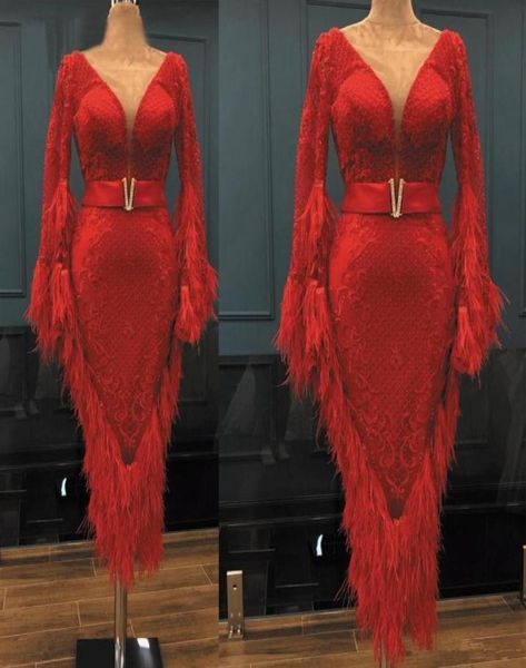 Robes de cocktail courtes sexy rouges col en V profond gaine appliques plume longueur de thé manches longues robe de soirée robe de soirée club de bal We6691180