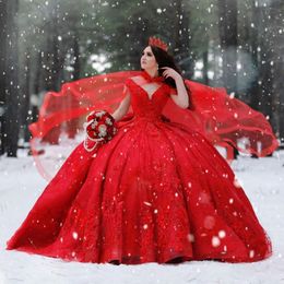 Vestido rojo Sexy con cuello en V para quinceañeras, vestido de fiesta de princesa con hombros descubiertos, apliques de encaje con cuentas y capa, vestido de fiesta 15, dulce 16