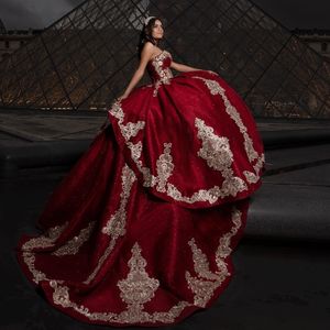 Rode glanzende baljurk van de schouder Quinceanera jurken gouden applique kanten kralen Zoet 16 jurk optochtjurken Vestidos de 15 anos