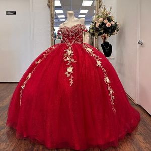 Rode glanzende baljurk Quinceanera jurk lange trein ruches prinses tulle vestidos de 15 anos applique kanten kralen verjaardagsfeestje zoete 16 jurk