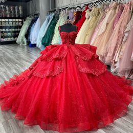 Vestidos de quinceañera rojos brillantes, rojo oscuro, apliques de hombros descubiertos, cuentas de encaje, volantes hinchados, cola de catedral, vestido de graduación de cristal 15