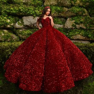 Rouge brillant chérie Quinceanera robes épaules dénudées paillettes perles chapelle Train Corset bal robe de débutante 15 anos