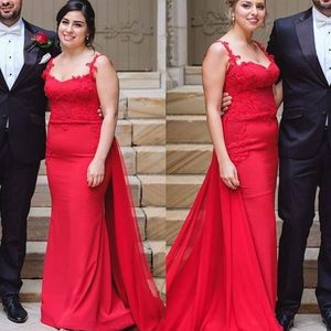 Rode spaghetti kant en satijnen bruidsmeisje jurken voor bruiloft plus size schede sweep trein meid van eer jurken op maat gemaakte bruidsmeisje jurk