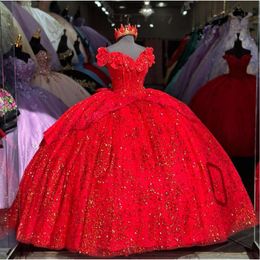 Rode sprankelende gezwollen rok Quinceanera -jurk vol vlinder boog uit schoudervestido de debutante 15 anos zoet 16 veter omhoog 0531
