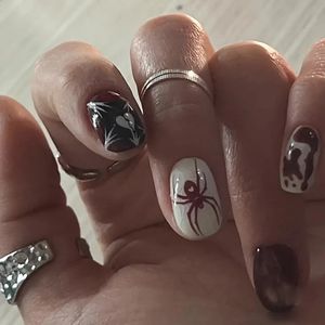 Red Spider Gedrukte valse nagel Halloween Art Decor Press on Nails for Girl Gifts Short Round Round Cool Y2K Style Fake Tips 240423
