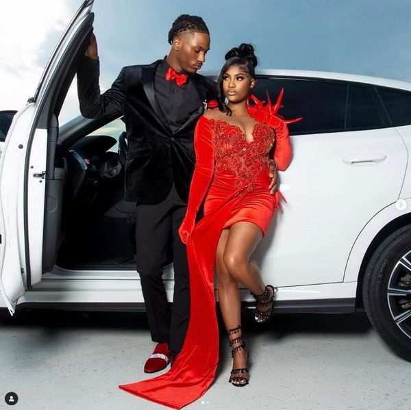 Robes d'anniversaire de bal d'étudiants de sirène de velours rouge avec des gants à manches longues perlées plume de cristal robe de soirée de fille noire robe de cocktail