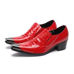 Rode trouwschoenen Lakleer herenschoenen Metalen neus Slip-on casual zakelijke schoenen Effen kleur Elegante mannelijke kledingschoenen