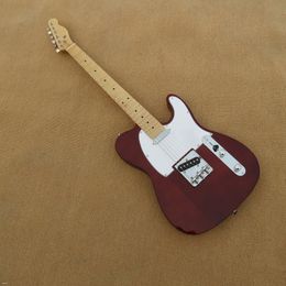 Rode wijnlichaam elektrische gitaar met geschulpte esdoorn nek, witte pickguard chromen hardware, gestelde diensten