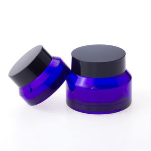 La crème cosmétique en verre rechargeable jarre 15g 30g 50g avec les bouteilles bleues de lotion de chapeau noir en gros