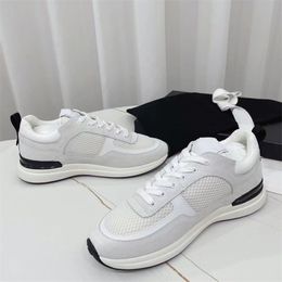 Baskets en cuir de veau réfléchissantes chaussures de créateur pour femmes à lacets coureur plat blanc argent or chaussures de sport métalliques femme bas haut maille chaussures de course noires pour hommes