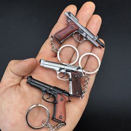 Amovible Métal Pistolet Modèle Porte-clés 1:4 Manche En Bois Massif Beretta 92F Pistolet Jouet Assemblage Mini Pistolet Pendentif Alliage Miniature Collection Enfants Cadeaux 2282