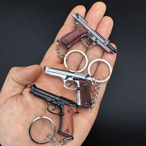 Verwijderbare Metalen Pistool Model Sleutelhanger 1:4 Massief Houten Handvat Beretta 92F Pistool Speelgoed Montage Mini Pistool Hanger Legering Miniatuur Collectie Kids geschenken 2282